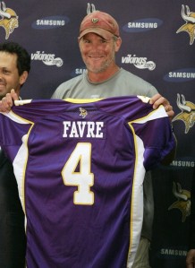 Photo of Brett Favre signing with Minnesota Vikings