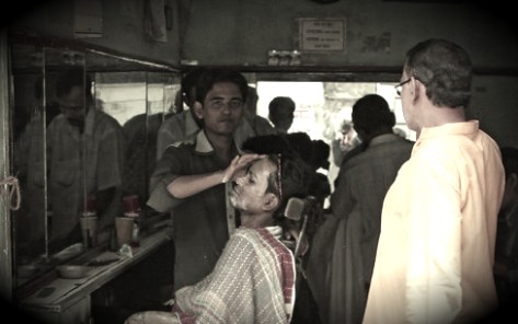 Roadside barbershop in Dhaka, Bangladesh. Photo by Cookiesound.com.